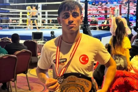 Azərbaycanlı boksçu Türkiyədə növbəti qələbəsini qazandı